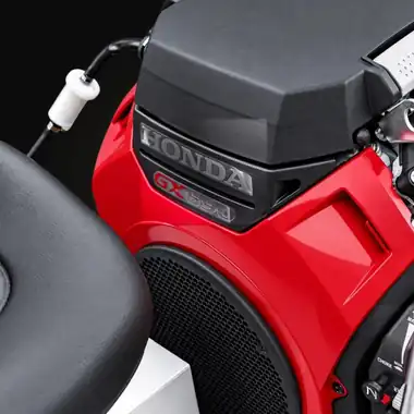 Silnik Honda GX 690 z czerwoną osłoną obok fotela operatora