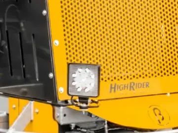 Reflektor LED przy żółtej osłonie z napisem High Rider